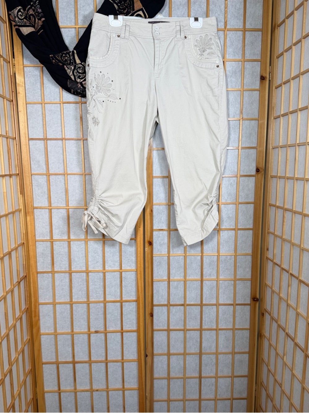 Gloria Vanderbilt Light Cream Cropped Embroidered Capri Jeans